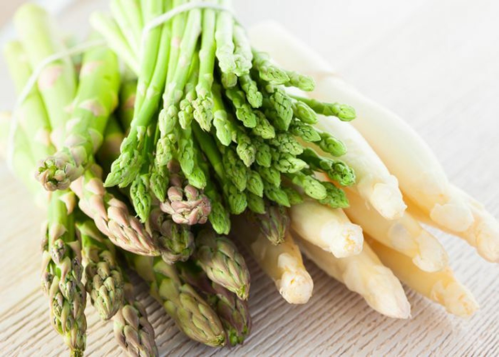Entrepot du vin groene witte asperges
